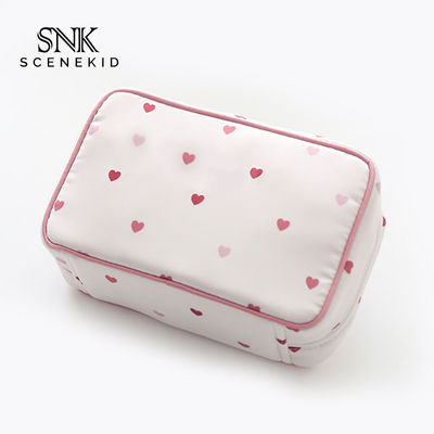 กระเป๋าแปรงแต่งหน้าผ้าซาตินหัวใจสีชมพูพิมพ์ลายสวยงามพร้อมซิป